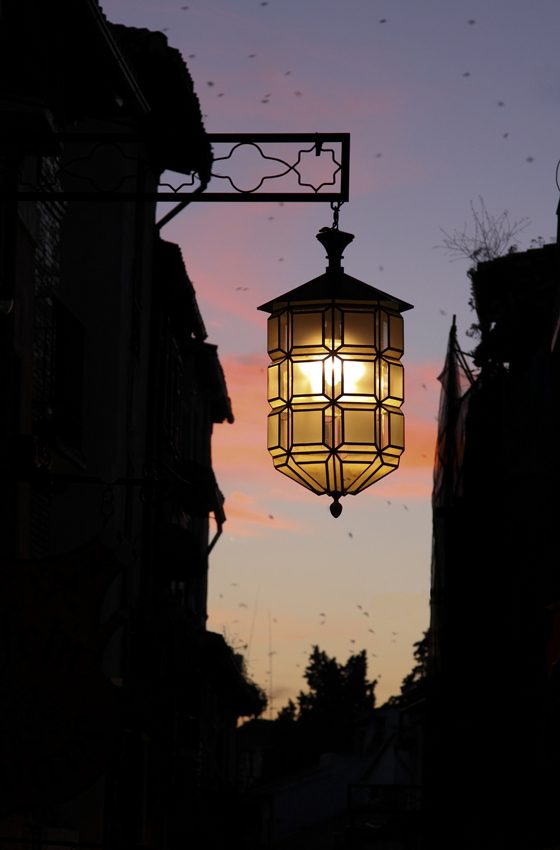 A la luz del farol